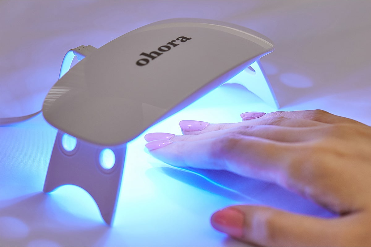 Ohora Semi-Cured Gel Nail Strips auftragen