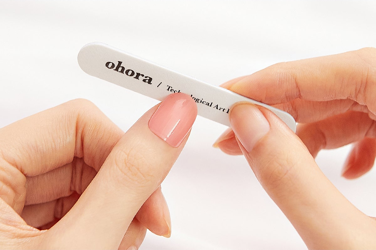 Ohora Semi-Cured Gel Nail Strips auftragen