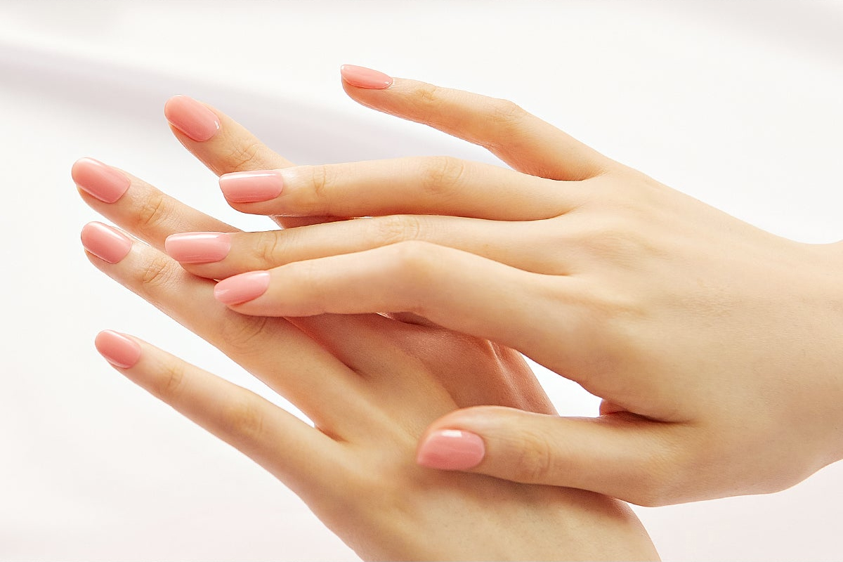 Ohora Semi-Cured Gel Nail Strips auftragen