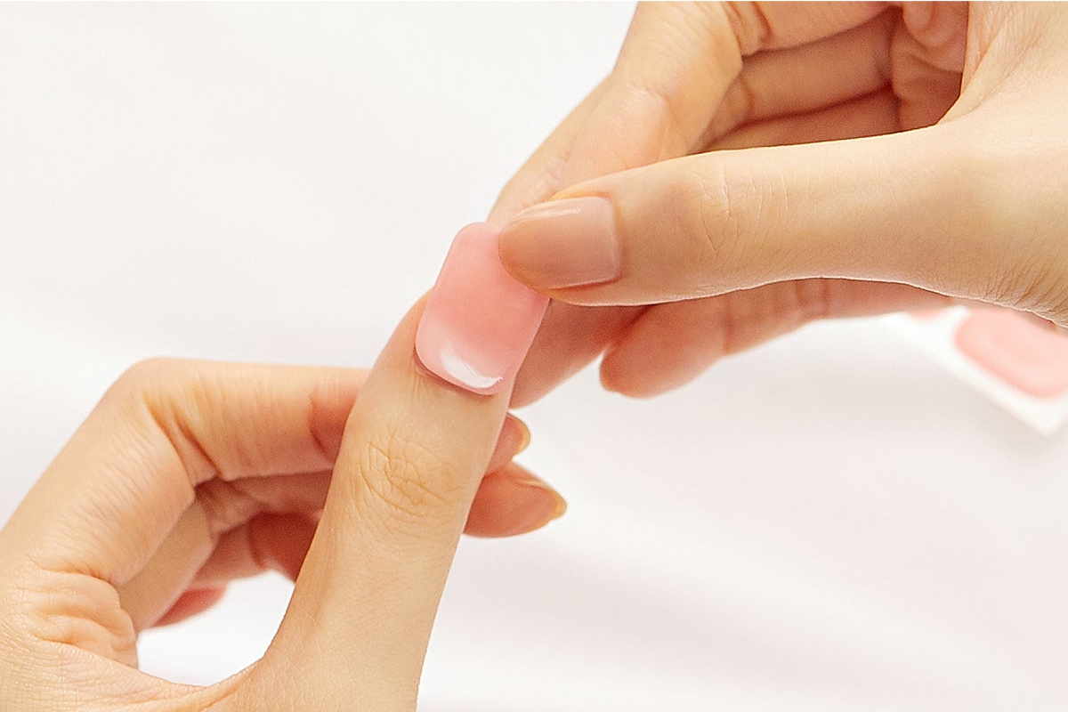 Ohora Semi-Cured Gel Nail Strips auftragen