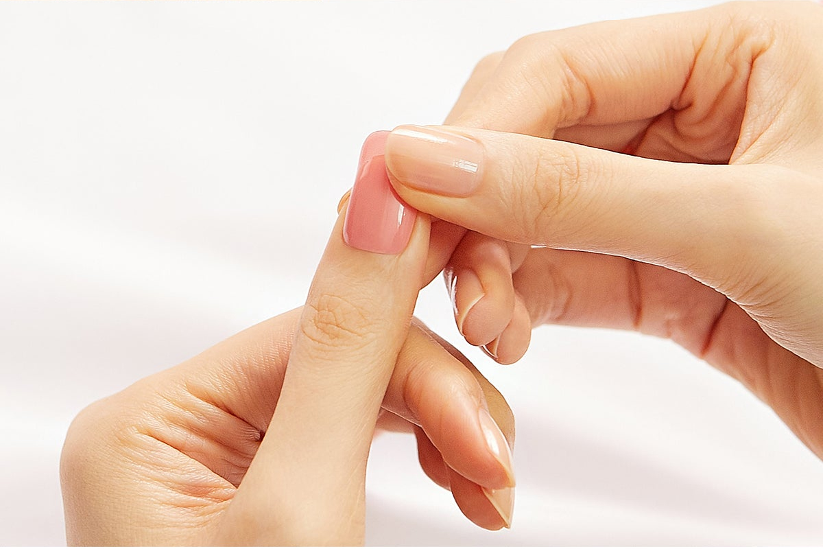 Ohora Semi-Cured Gel Nail Strips auftragen