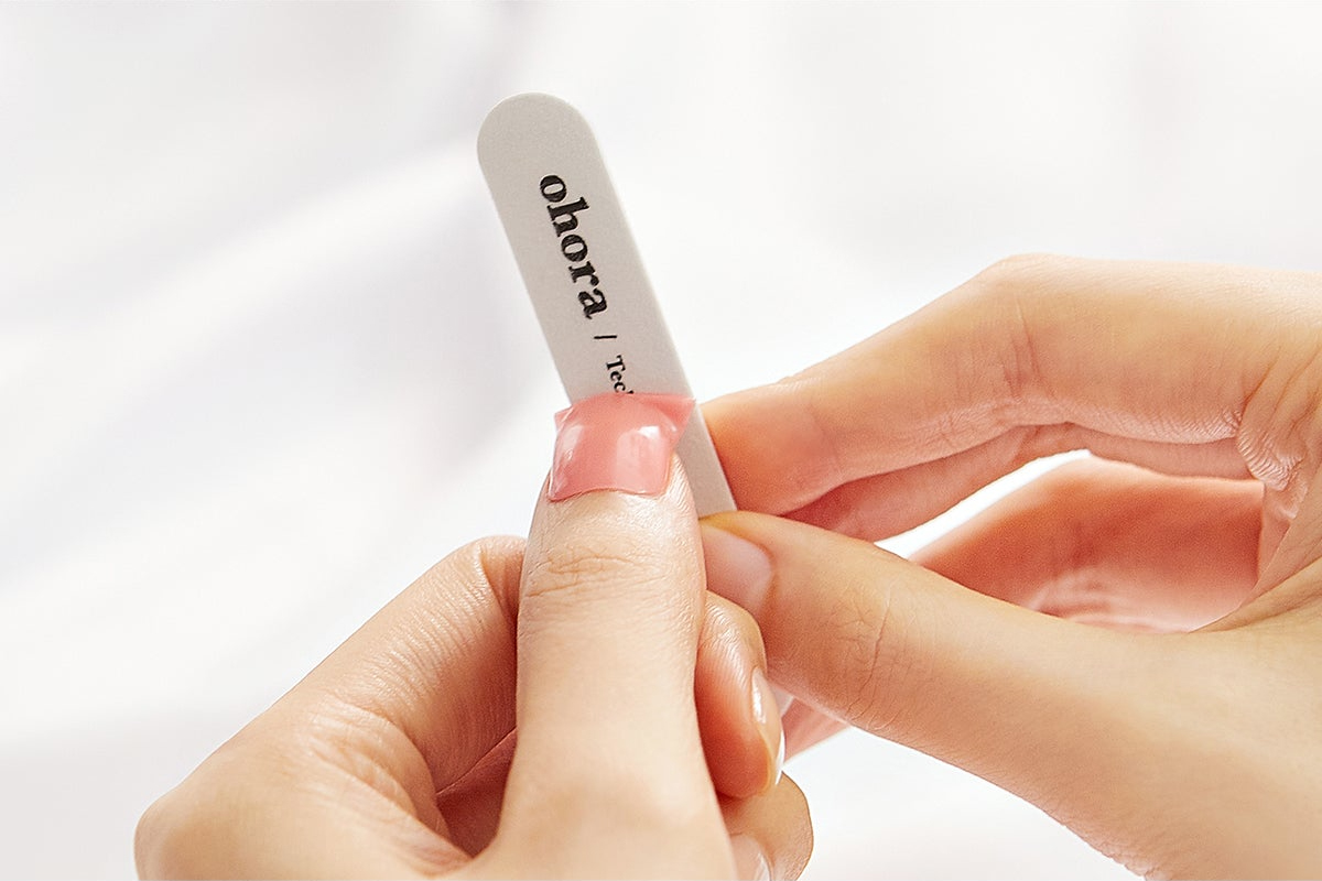 Ohora Semi-Cured Gel Nail Strips auftragen